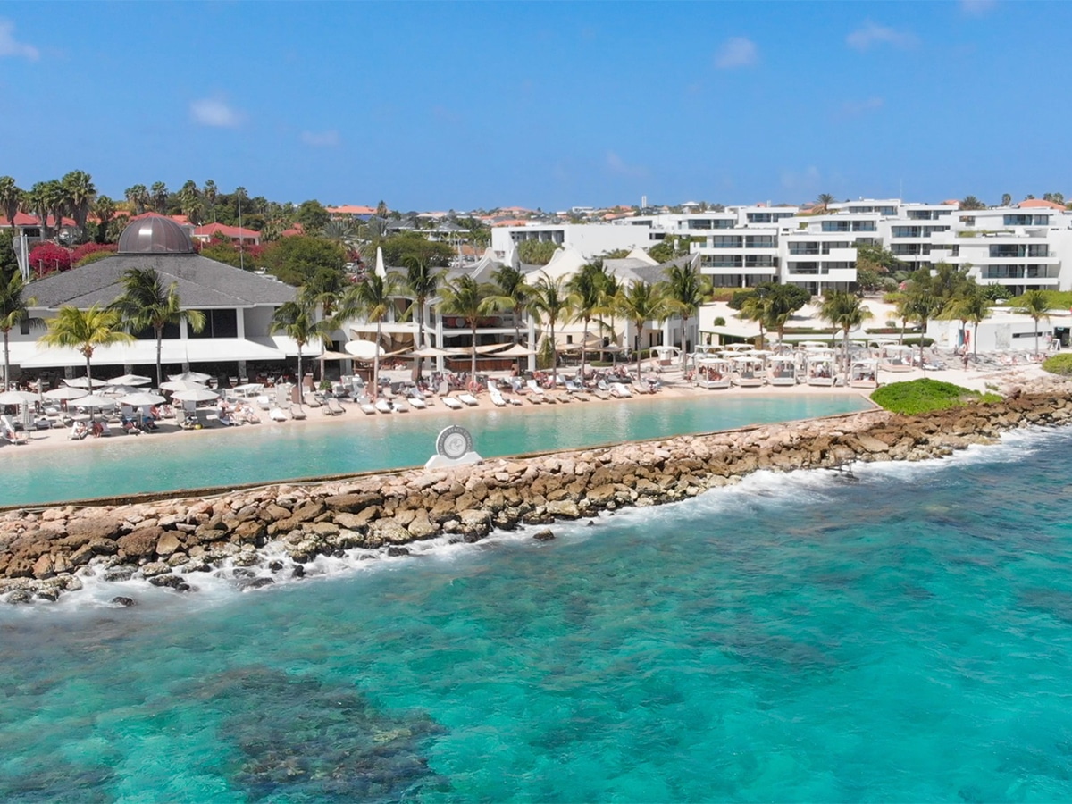 Jan Thiel Beach op Curaçao op loopafstand van Hibiscus Beach House