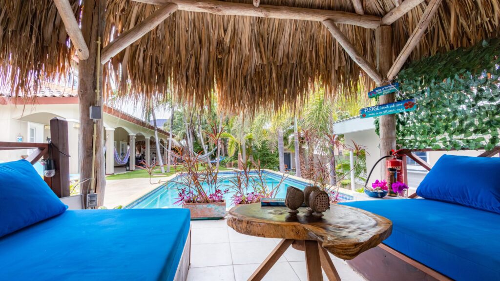 Zwembad en tropische tuin van Hibiscus Beach House in Jan Thiel