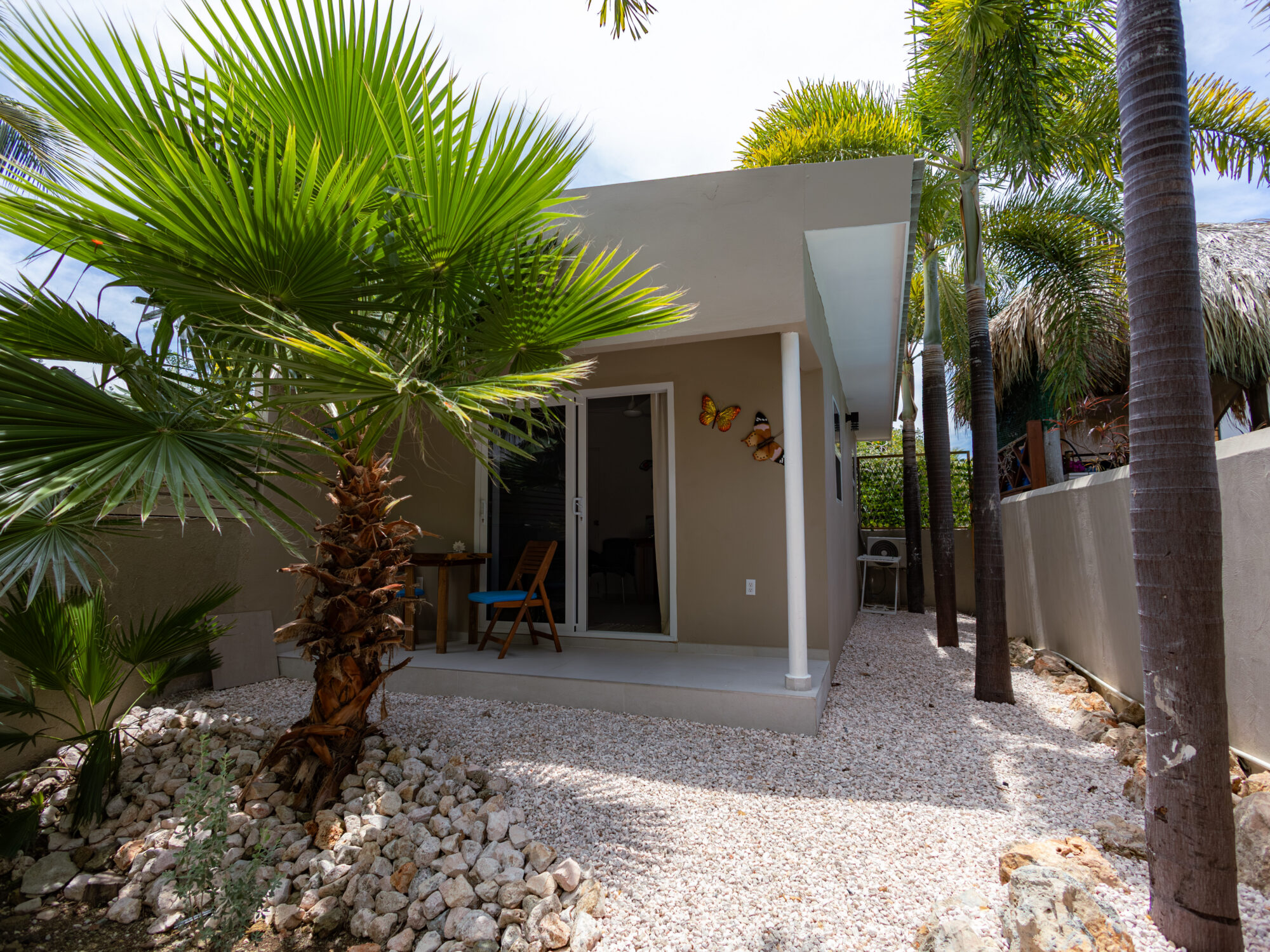 Studio Appartement 2 met uitzicht op het zwembad en de tropische tuin van Hibiscus Beach House