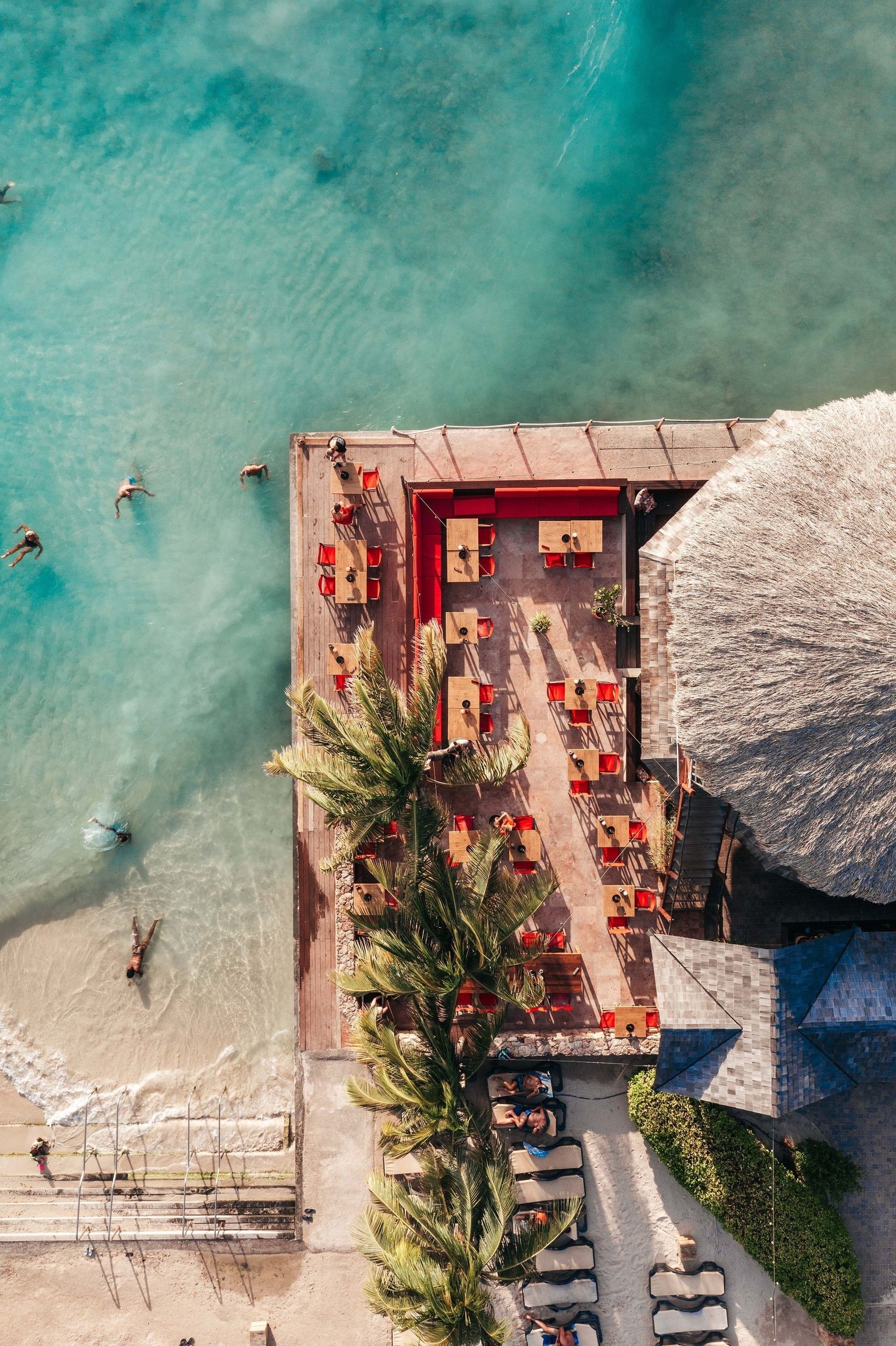 Luchtfoto van de kust van Curaçao bij Jan Thiel