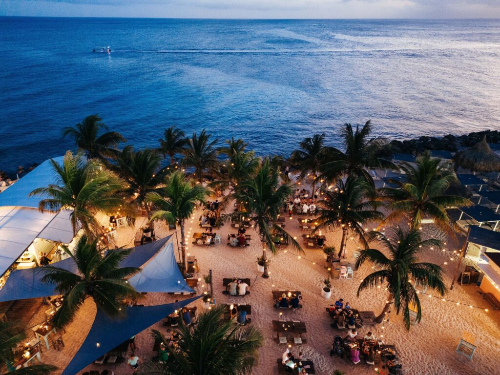 Zonsondergang aan het strand in Jan Thiel, Curaçao