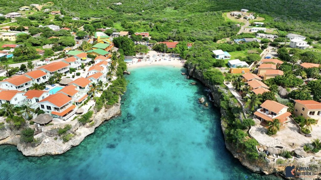 Playa Lagun op Curaçao, kleine baai tussen rotswanden