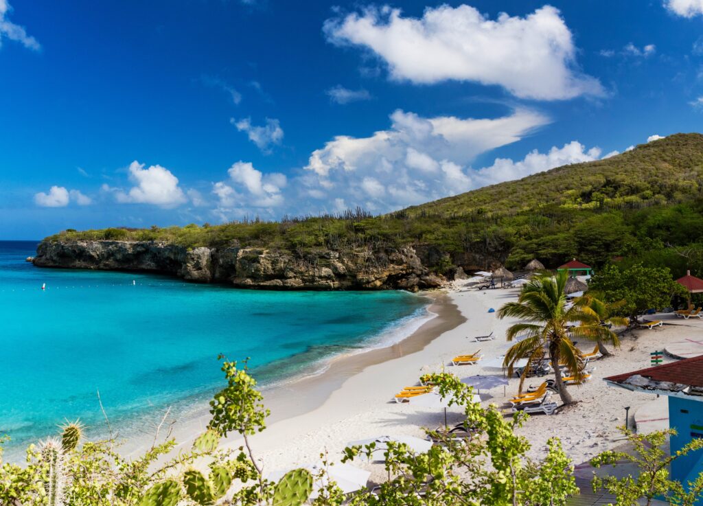 Grote Knip op Curaçao, wit strand met helderblauw water