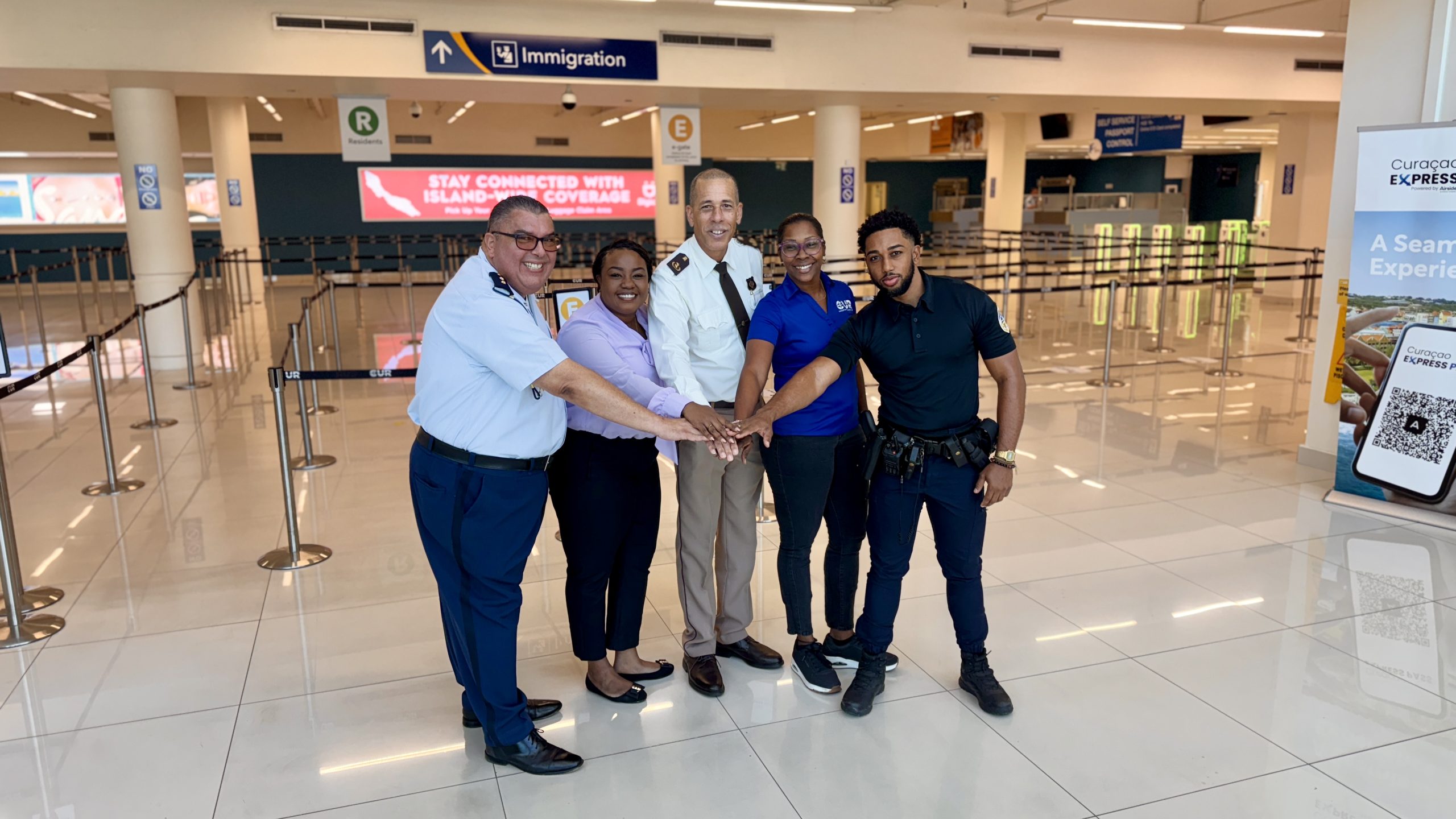 Puestos de inmigración en la sala de llegadas del aeropuerto de Hato, Curazao
